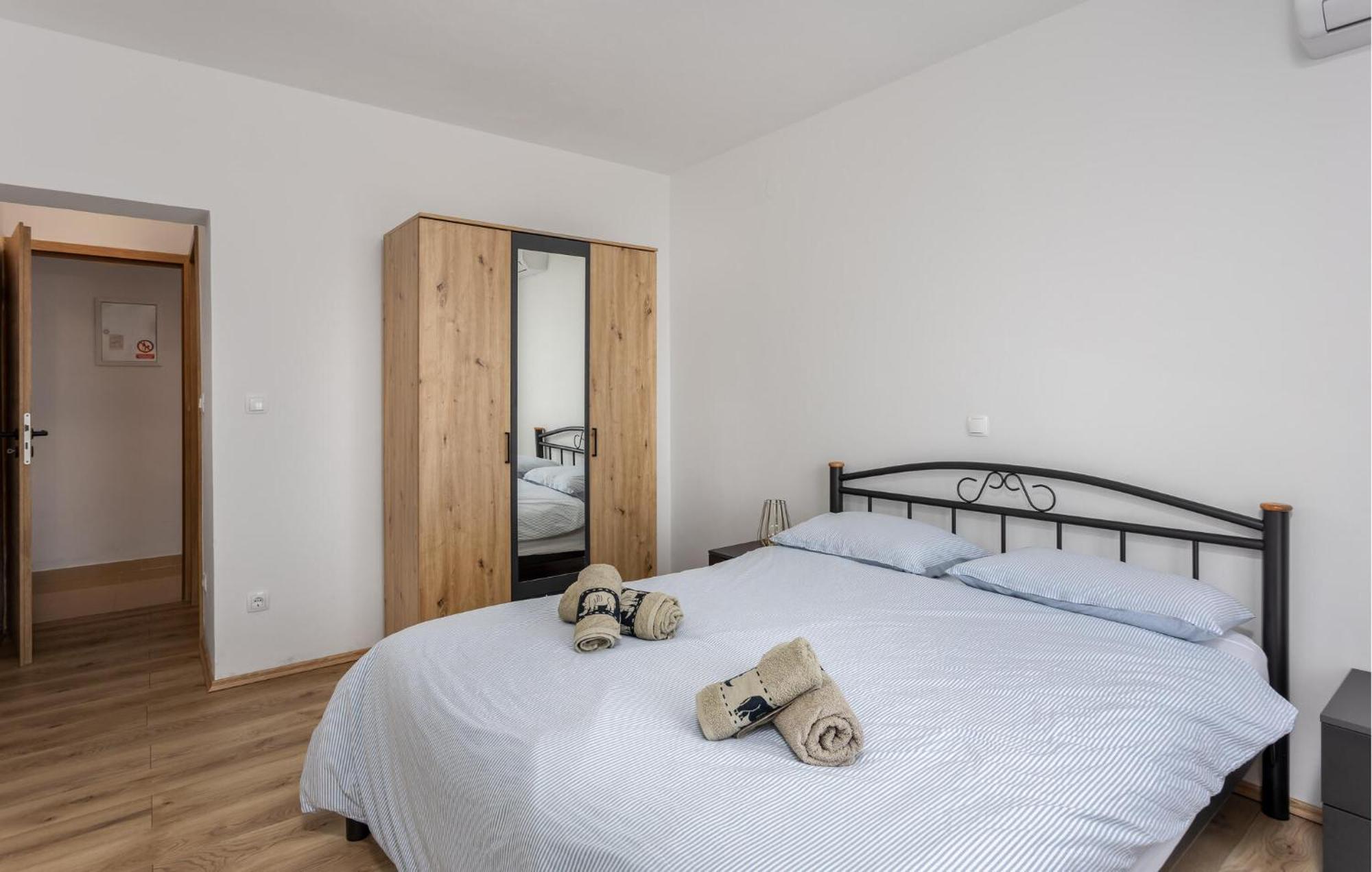 Gorgeous Apartment In Brsec With Kitchen Exteriör bild