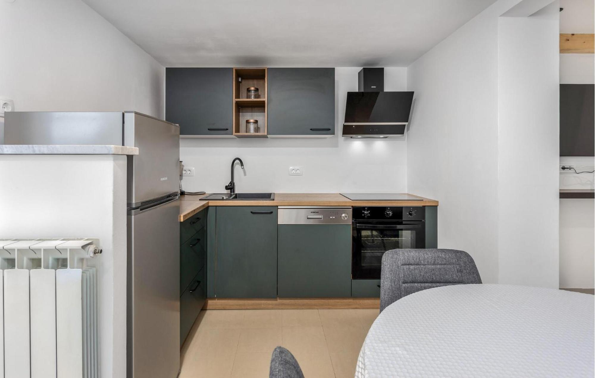 Gorgeous Apartment In Brsec With Kitchen Exteriör bild