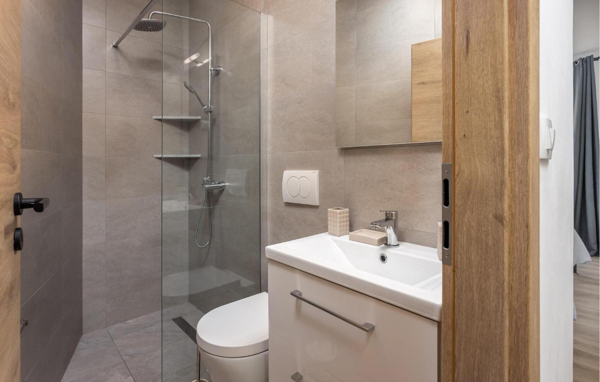 Gorgeous Apartment In Brsec With Kitchen Exteriör bild
